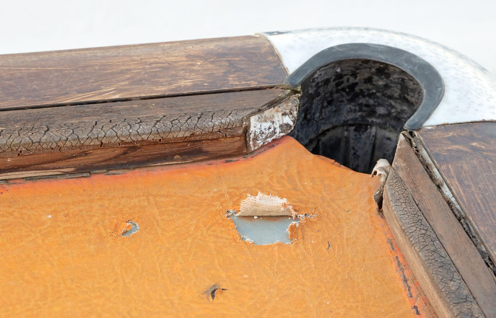 Old broken pooltable outside